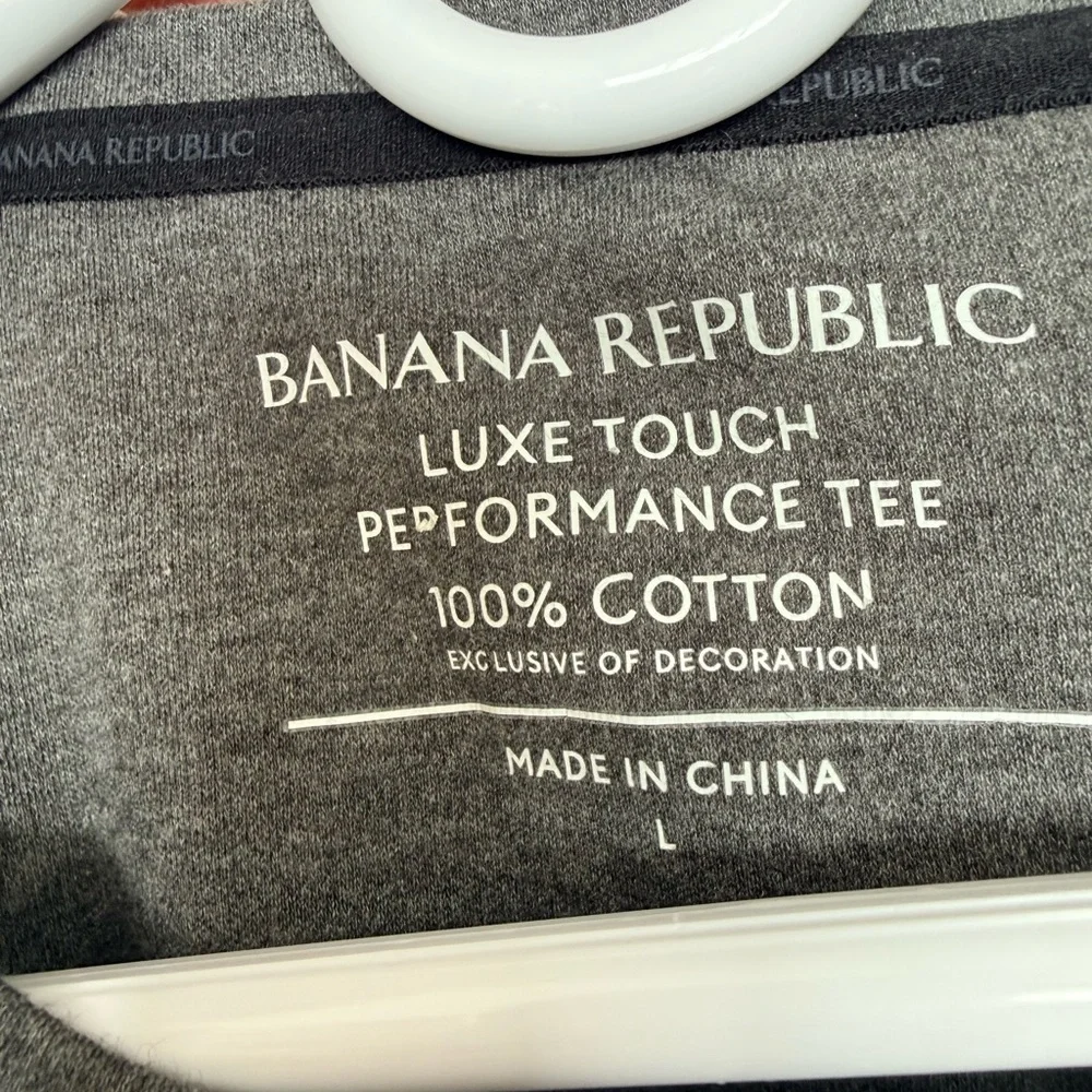Banana Republic Luxe Touch Performance Tee Men’s Large Gray Crewneck